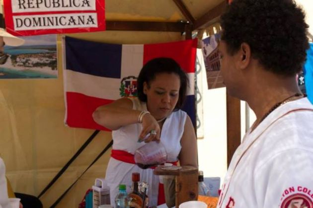 BRAȘOV. În România ca în Republica Dominicană 1 Modesta la stand Republica Dominicana_199293.jpg