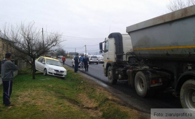 O fetiţă de 11 ani a ajuns la spital, în urma unui accident între un taxi şi un camion (FOTO) 1 accident arges_199171.jpg