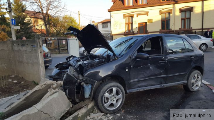 A dat cu maşina peste o tânără, înainte de a dărâma un gard, în Ploieşti (FOTO) 1 accident ploiesti_198560.jpg