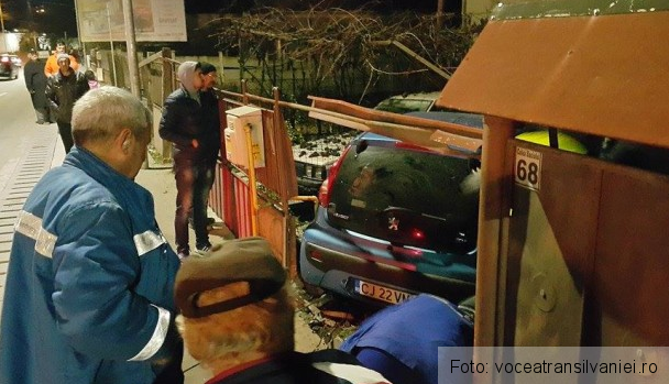 ACCIDENT. O şoferiţă a scăpat ca prin minune cu viaţă, după ce a ajuns cu maşina în curtea unei case! FOTO 1 accidentcurte.png