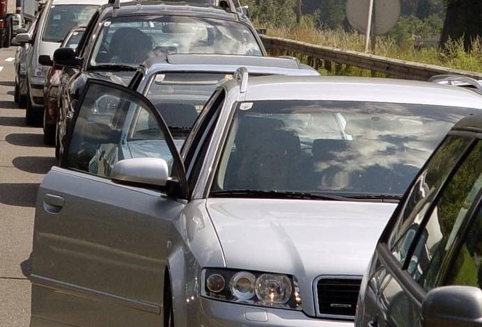Probleme în trafic! Un autocamion încărcat cu deşeuri lemnoase s-a răsturnat pe şosea, în Harghita 1 aglomeratie1_2.jpg