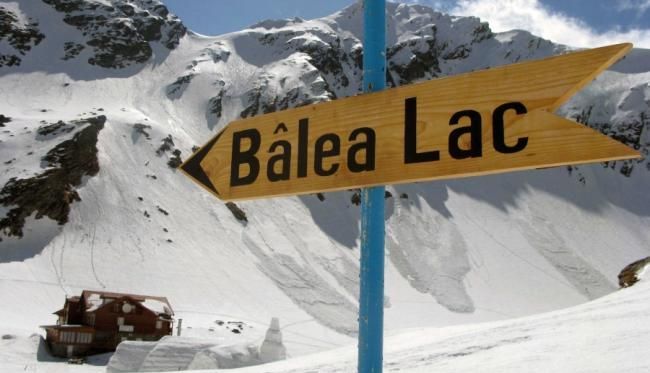 Trasee închise în Masivul Făgăraş! Turiştii sunt sfătuiţi să se echipeze de iarnă, pentru zonele accesibile 1 balealaciarna.jpg