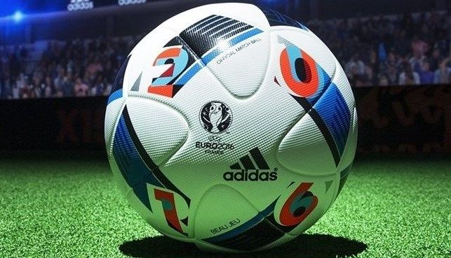 „Zizou” a prezentat balonul oficial al Campionatului European din Franţa 1 baloneuro.jpg