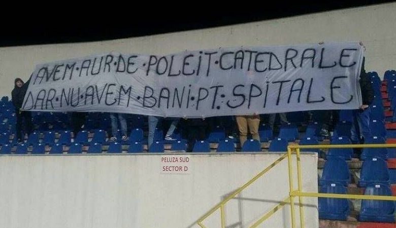 INCREDIBIL. Acest banner a fost afișat la un meci din Liga 1!!! Ce au pățit fanii?!... 1 banner.jpg