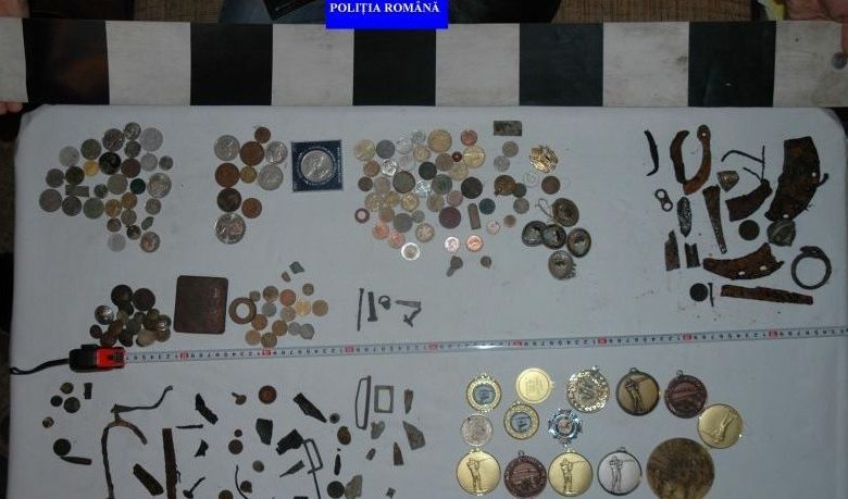 Inele, monede şi medalii, ridicate de poliţişti. Sunt susceptibile a fi clasate în patrimoniul cultural naţional 1 bunuripatrimoniu.jpg