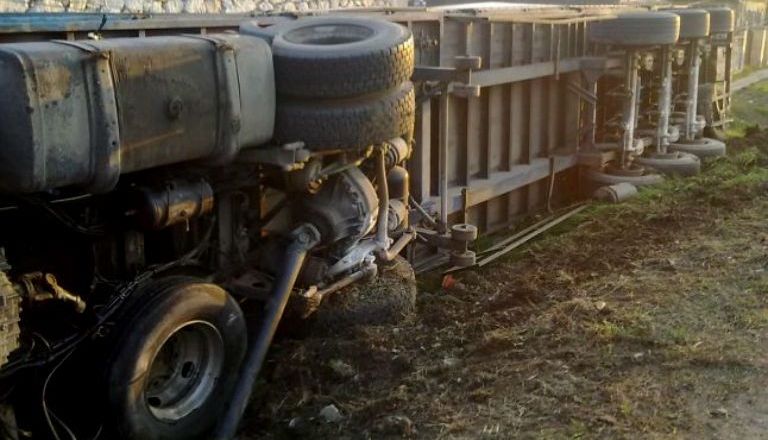 camionrasturnat2.jpg