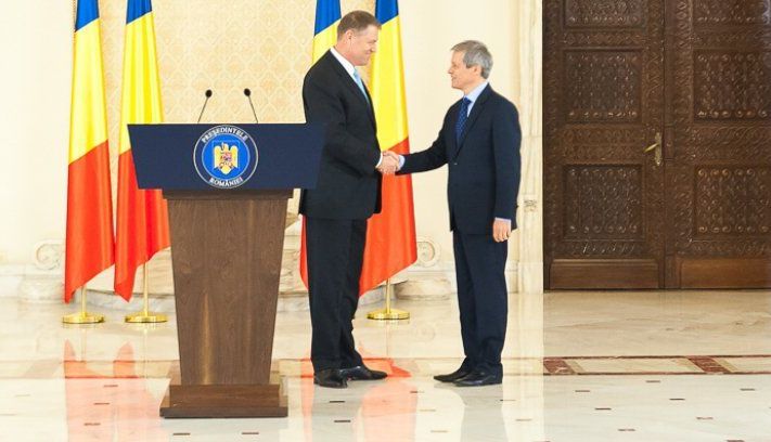 Dacian Cioloş preia mandatul de premier 1 ciolos-iohannis.jpg