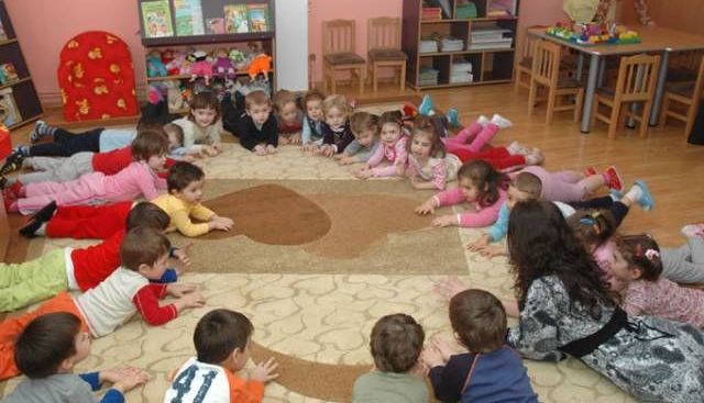 BRAȘOV. Guvernul a împărțit banii pentru finanțarea tichetelor sociale în programul „Fiecare copil în grădiniță” 1 copii-gradinita.jpg