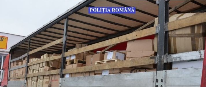 Încălţăminte, îmbrăcăminte şi cosmetice, confiscate de poliţişti 1 cosmeticeconfiscate.jpg