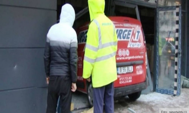 PARCARE. Un curier băut a intrat cu maşina de serviciu într-o clădire de birouri! (FOTO) 1 curierbeat.jpg