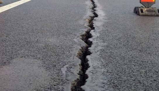 Fisură în carosabil! Traficul este îngreunat pe DN 7 1 fisuracarosabil.jpg