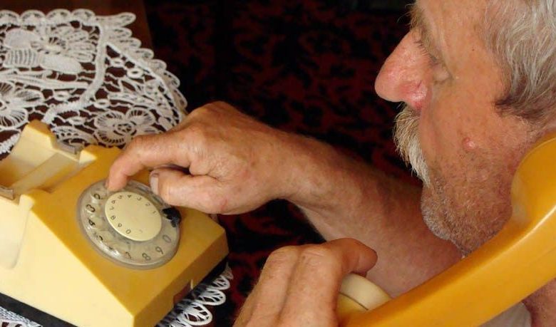 TELEFONUL VÂRSTNICULUI. Mii de bunici au primit deja consiliere gratuită apelând call-center-ul dedicat 1 formand-la-telefonul-fix.jpg