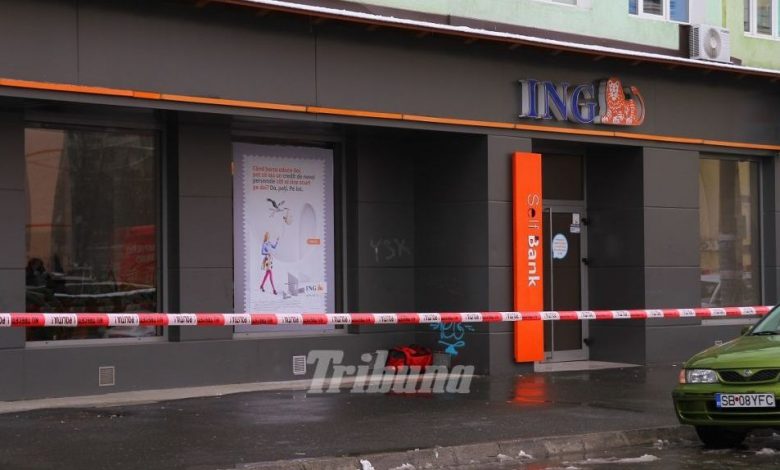 O geantă suspectă găsită în faţa unei bănci. FOTO 1 geanta.jpg