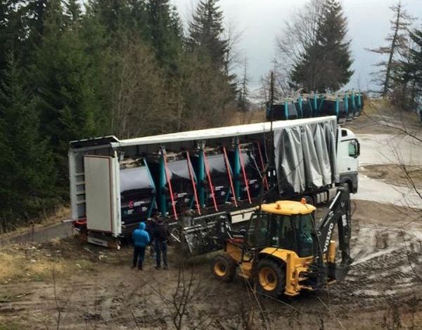 Gondole noi între Cota 1.400 şi Vârful Furnica. FOTO 1 gondole1.jpg