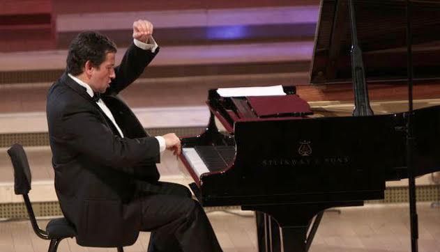 BRAȘOV. Doi piloți de avion cântă la Patria într-un concert caritabil 1 horiamihail.jpg