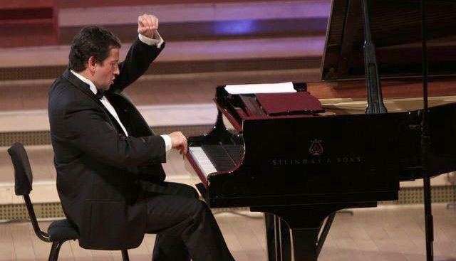 Concert caritabil. Pianistul Horia Mihail alături de doi piloți de aeronave Airbus 1 horiamihail_2.jpg