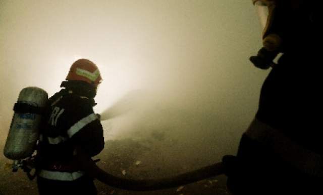 BRAȘOV. Incendiu la Făgăraș, de la coșul de fum 1 incendiufum.jpg