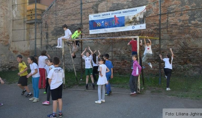 BRAŞOV. Proiectul s-a încheiat, jocurile continuă 1 jocuritraditionalecopii13.jpg