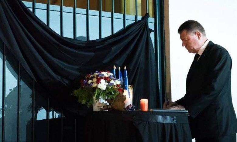 Preşedintele Klaus Iohannis condamnă atentatele de la Paris: „Să rămânem uniţi şi puternici pentru a putea combate acest flagel care este terorismul” 1 klausiohannisambasada.jpg