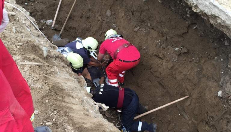 Accident de muncă! Un bărbat a fost prins sub pământ 1 maldepamant.jpg