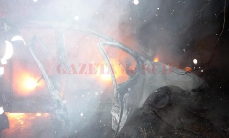 I-a luat foc autoturismul, după ce s-a izbit de un copac! Şoferiţa a scăpat cu viaţă (FOTO) 1 masinafocolt.jpg