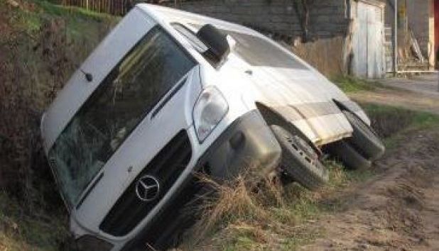 Trei pasageri au fost „aruncaţi” din microbuz, în timpul unui accident! 1 microbuz-rasturnat.jpg