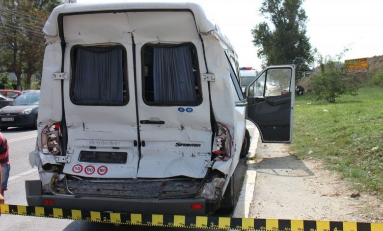 ACCIDENT. Un microbuz de călători a fost lovit de un autoturism! La volanul maşinii era un MINOR 1 microbuzcalatori.jpg