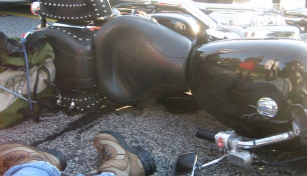 Motociclist lovit de o şoferiţă şi proiectat în maşina altei femei! 1 motociclistranit.jpg