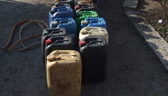 Percheziţii la persoane suspectate de furturi de combustibil 1 motorina1.jpg