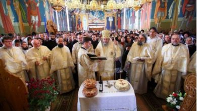 parastas Biserica Noua cu mitropolit_198535.JPG
