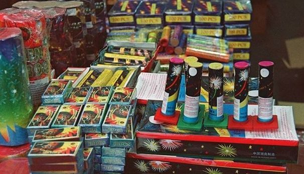 BRAȘOV. Interzis la steluțe, lumânări scântâietoare și alte astfel de materiale pirotehnice, până la vârsta de 16 ani. Ce mai prevede legea 1 pirotehnice.jpg