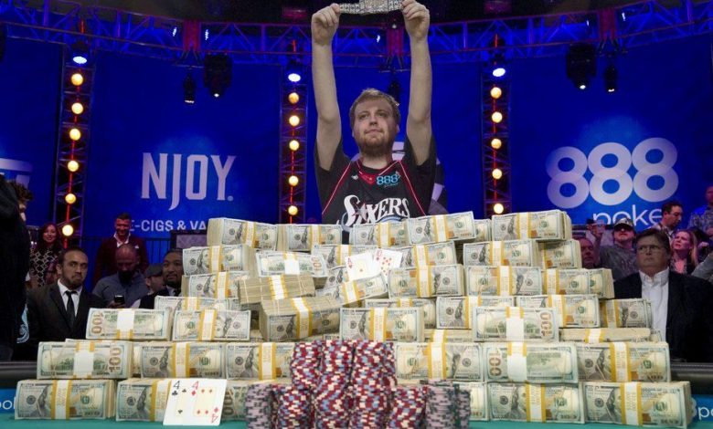 POKER. El e CAMPIONUL MONDIAL!!! Cât a încasat?!... 1 poker.jpg