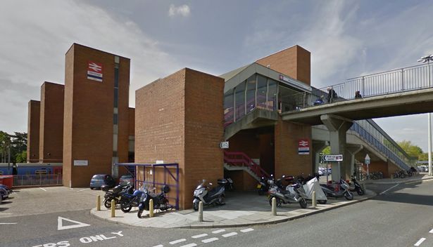 Alertă teroristă din cauza unui bărbat „înarmat“ cu un sandviș 1 stevenage-railway-station.jpg