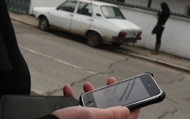 Un „avocat”, bănuit de înşelăciune prin metoda „Accidentul”, identificat după 2 ani 1 talharie-telefon.jpg