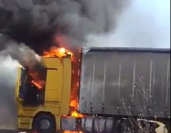 Un TIR a luat foc în trafic 1 tirfoc2.jpg