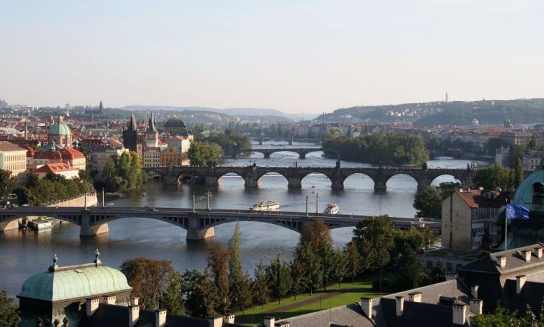 UAU. Adrian Sârbu deține o bijuterie de apartament!!! Detalii... 1 vltava-in-prague.jpg
