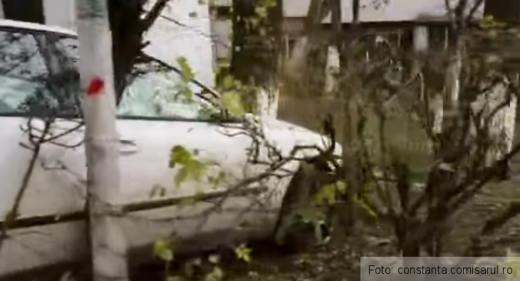 A intrat cu autoturismul în alte trei mașini! Șoferul ar fi fost băut (FOTO) 1 accident constanta 2_199604.png