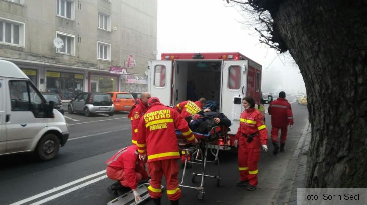 BRAŞOV. Pieton spulberat de un autoturism, în faţa Tribunalului! E în stare gravă (FOTO) 1 accident tribunal 2_200152.jpg