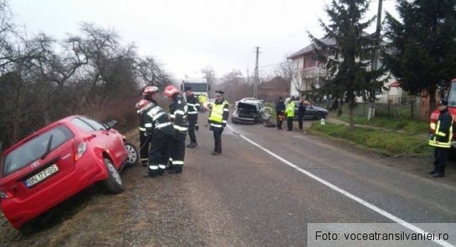 Soț și soție răniți după ce un tânăr a intrat cu mașina pe contrasens, lovind autoturismul lor! (FOTO) 1 accidentbistrita_2.jpg