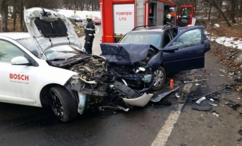 Accident în curbă! Una dintre maşini a luat foc (FOTO) 1 accidentcurba.jpg