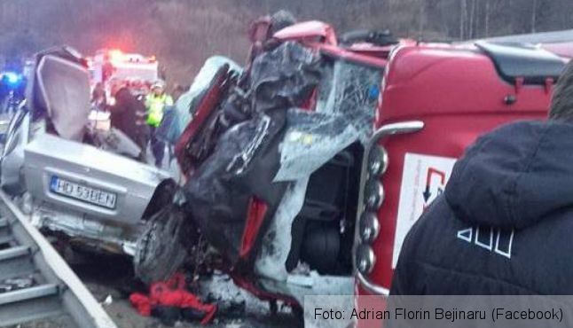 Accident teribil pe DN 66! Doi tineri au murit pe loc 1 accidentdn66.jpg