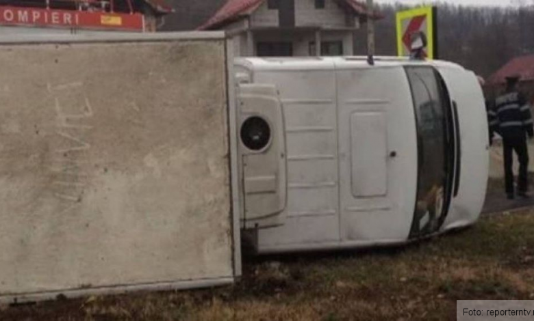 Doi oameni au fost răniţi, după ce s-au răsturnat cu autoturismul încărcat cu ciocolată 1 accidentdn7_3.jpg