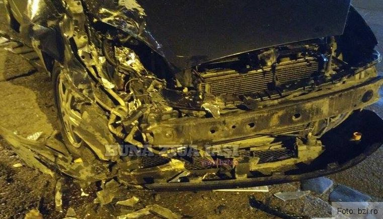 S-a izbit cu mașina de un gard din beton! 1 accidentiasi_9.jpg