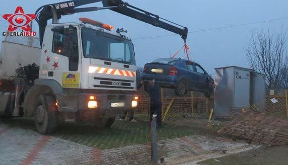 CASCADOR. S-a oprit cu maşina în gardul care împrejmuia un punct de gaz 1 accidentlivada_2.jpg