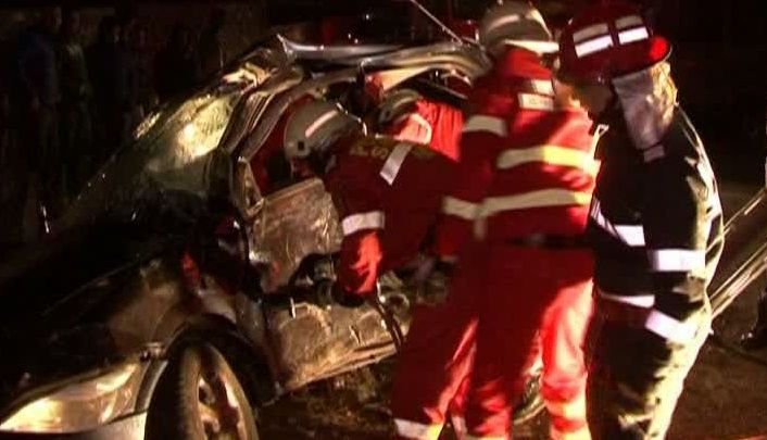 DOI MORŢI. Maşină spulberată de un microbuz 1 accidentmehedinti_2.jpg