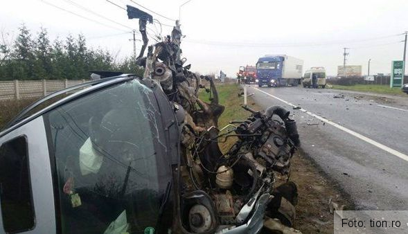 Trei autoturisme implicate într-un accident! Unul dintre acestea s-a răsturnat 1 accidentremetea.jpg