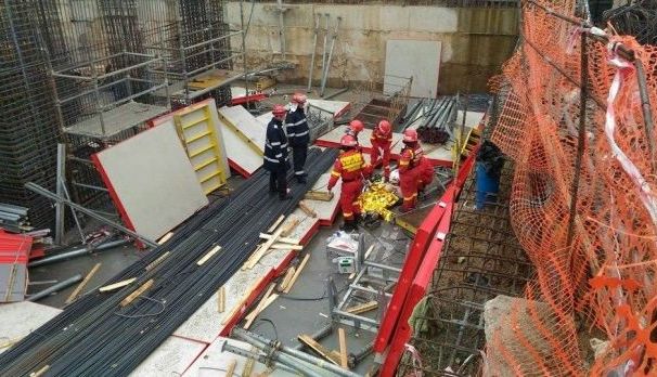 Trei bărbaţi au căzut de pe o schelă. Unul a murit 1 accidentschela.jpg