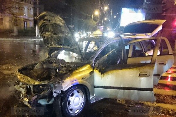 Autoturism cuprins de foc, după impactul cu un taxi! 1 accidenttimisoara_4.jpg