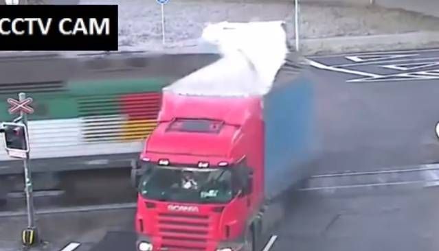 TIR spulberat de tren! (FOTO) 1 accidenttir.jpg