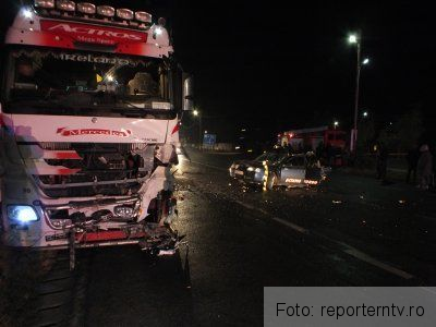 Au ajuns cu maşina sub un autotren! Doi oameni au murit 1 accidentvrancea_5.jpg